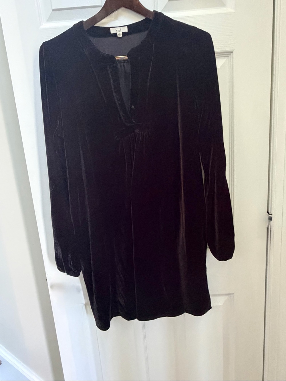 easel Black Velvet Long-Sleeve Shift Dress